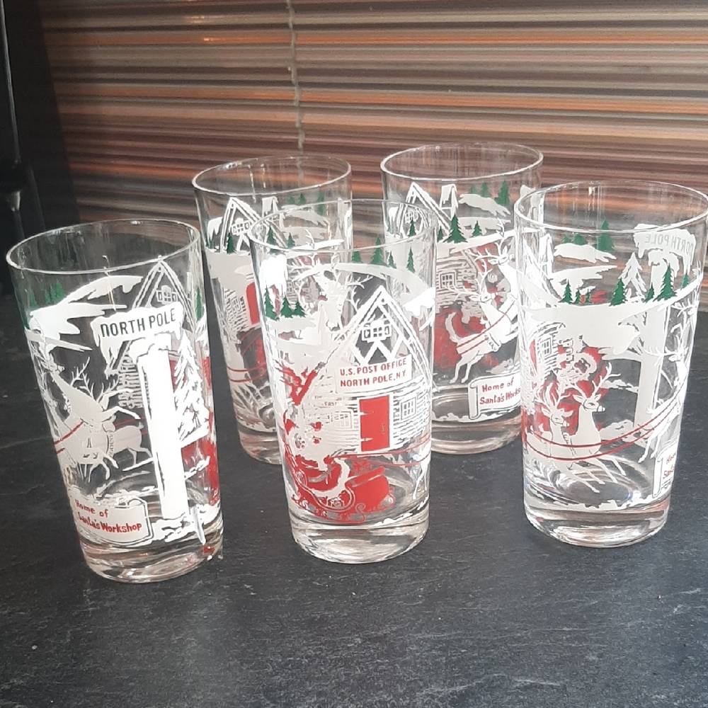 VINTAGE🎅Mid Century🎅CHRISTMAS Santa Festive North Pole NEW YORK🗽Glass Set